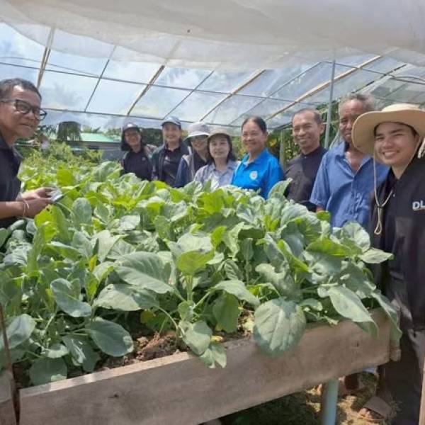 ตรวจเยี่ยมแปลงผลิตสินค้าของเกษตรกรที่นำผลผลิตมาจำหน่ายในตลาดเกษตรกร