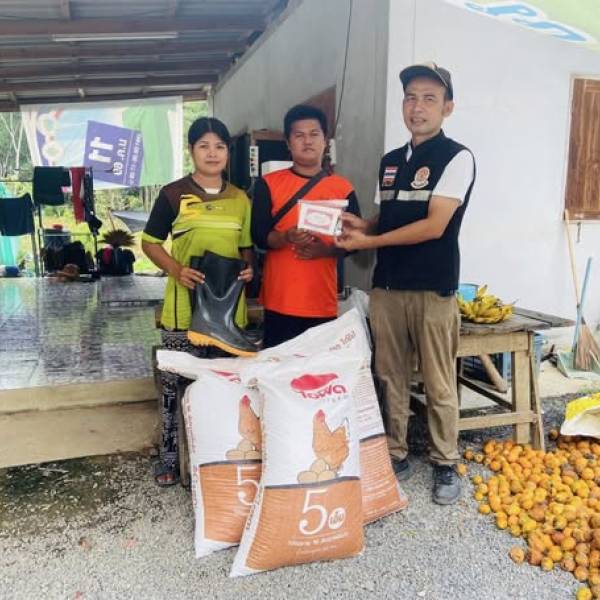 กิจกรรมตรวจเยี่ยมและมอบอาหารไก่ไข่ เวชภัณฑ์และรองเท้าบูทให้แก่ เกษตรกรที่ได้รับมอบไก่พระราชทาน ภายใต้โครงการอันเนื่องมาจากพระราชดำริ ให้แก่หญิงตั้งครรภ์โดยรอบโรงเรียน เพื่อผลิตพันธุ์สัตว์และส่งเสริมการเลี้ยงสัตว์ไปสู่ชุมชน สนับสนุนความมั่นคงทางอาหาร