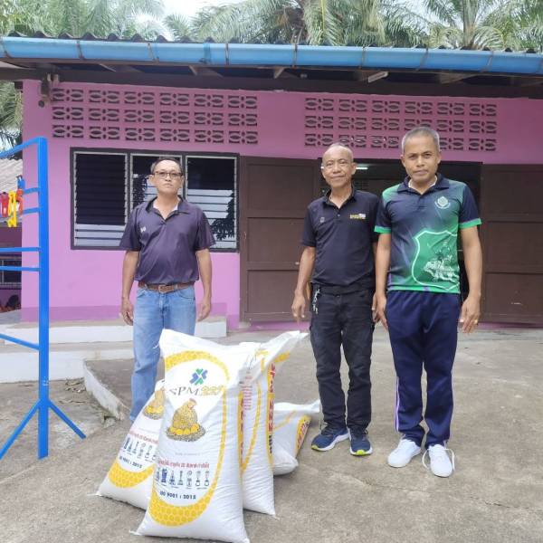 สำนักงานปศุสัตว์อำเภอละเเม ลงพื้นที่มอบอาหารไก่ไข่พระราชทานเลี้ยงเเบบปล่อยลาน ณ รร.ตชด.สิริราษฎร์