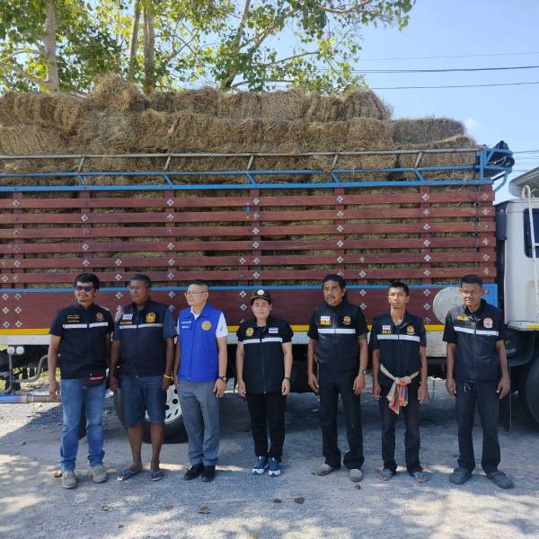 ส่งมอบหญ้าอาหารสัตว์พระราชทานช่วยเหลือเกษตรกรผู้เลี้ยงสัตว์ที่ประสบอุทกภัย อำเภอเฉลิมพระเกียรติ 