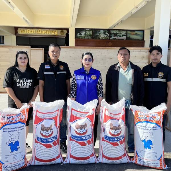 ส่งมอบอาหารสัตว์พระราชทานให้แก่เกษตรกรผู้เลี้ยงสัตว์ที่ได้รับผลกระทบจากภาวะน้ำท่วมอำเภอนบพิตำ